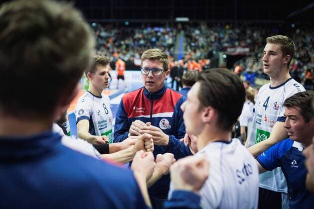 Berlin, Deutschland, 12.11.2017: Stefan Hübner Huebner (Lüneburg) beim Spiel der Volleyball Bundesliga Saison 2017 2018 zwischen Berlin Recycling Volleys - SVG Lüneburg.