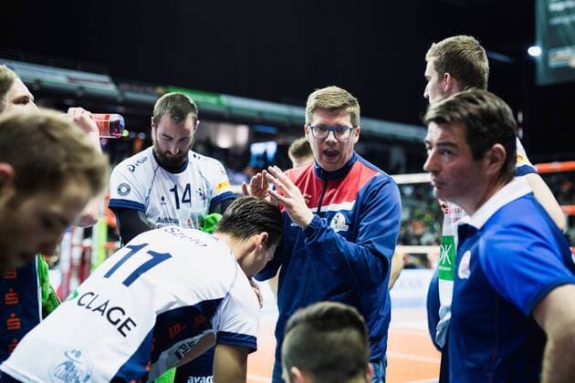 Berlin, Deutschland, 12.11.2017: Stefan Hübner Huebner (Lüneburg) beim Spiel der Volleyball Bundesliga Saison 2017 2018 zwischen Berlin Recycling Volleys - SVG Lüneburg.