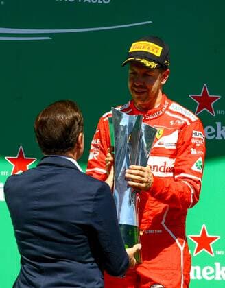 Formel 1, Sebastian Vettel gewinnt GP Brasilien Grande Prêmio do Brasil de Fórmula 1 2017 SÃO PAULO, SP - 12.11.2017: GRANDE PRÊMIO DO BRASIL DE FÓRMULA 1 2017 - In the photo, the mayor of the city of São Paulo, João Dória (PSDB), presents the champion trophy for Sebastian Vettel of the FERRARI team. Grand Prix of Brazil of Formula 1 2017, this Sunday (12) in the autodrome Jose Carlos Pace in Interlagos. (Photo: Aloisio Mauricio Fotoarena) x1426085x  AloisioxMauricio