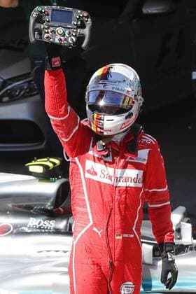 Formel 1, Sebastian Vettel gewinnt GP Brasilien German driver Sebastian Vettel of Ferrari jubilates the victory after Brazil s Formula One Grand Prix at the Interlagos racetrack in Sao Paulo, Brazil, 12 November 2017. Brazil s Formula One Grand Prix !ACHTUNG: NUR REDAKTIONELLE NUTZUNG!  Copyright: xSebastiaoxMoreirax SAO005 20171112-636461137132839806