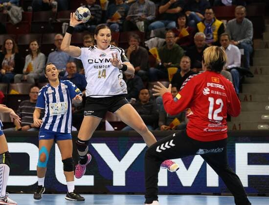 Ludwigsburg, Handball EHF Champions League SG BBM Bietigheim vs. MNE Buducnost:v.l. Karolina Kudlacz-Gloc (BBM), Darly Zoqbi de Paula (MNE)