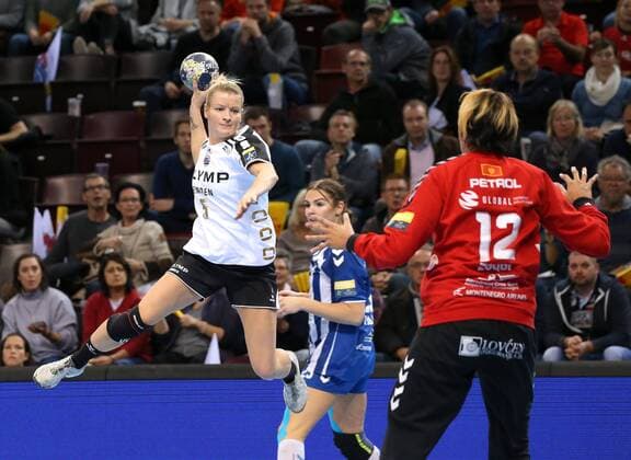 Bilder des Tages - SPORT Ludwigsburg, Handball EHF Champions League SG BBM Bietigheim vs. MNE Buducnost:am Ball Antje Lauenroth (BBM),Darly Zoqbi de Paula (MNE)