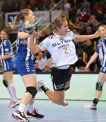 Ludwigsburg, Handball EHF Champions League SG BBM Bietigheim vs. MNE Buducnost:v.l. Tajana Bronvic (MNE), Mia Biltoft (BBM)