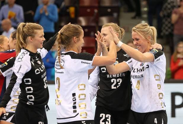 Ludwigsburg, Handball EHF Champions League SG BBM Bietigheim vs. MNE Buducnost:Jubel v.l. Tess Wester (BBM), Mia Biltoft (BBM), Valentyna Salamakha (BBM); Charris Rozemalen (BBM)
