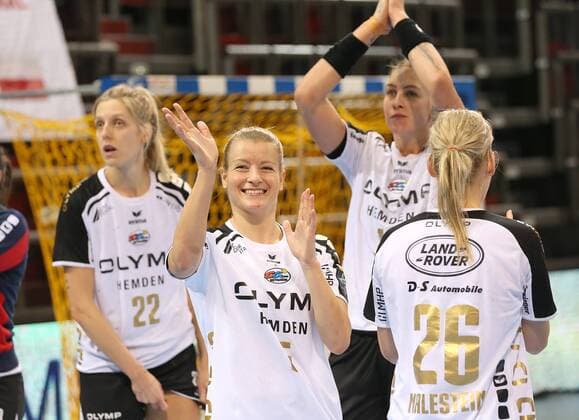 Ludwigsburg, Handball EHF Champions League SG BBM Bietigheim vs. MNE Buducnost:Freude Jubel BBM, v.l.Susann Müller (BBM), Antje Lauenroth (BBM),Angela Malestein (BBM)