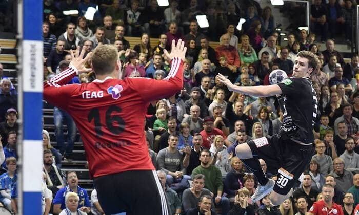 12.11.2017, Dresdens Adrian Kammlodt erfolgreich gegen Jan Steffen Redwitz, Handball, 2. Bundesliga, HC Elbflorenz Dresden - ThSV Eisenach 30:27,
