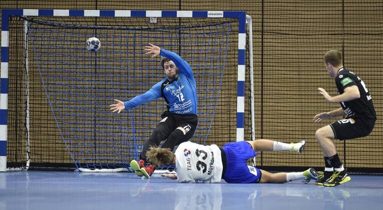 12.11.2017, Dresdens Torwart Mario Huhnstock und Eisenachs Justin Mürköster, re. Dresdens Nils Kretschmer, Handball, 2. Bundesliga, HC Elbflorenz Dresden - ThSV Eisenach 30:27,