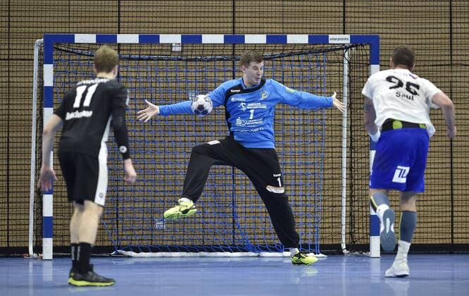12.11.2017, Dresdens Hendrik Halfmann gegen Eisenachs Alexander Saul, Handball, 2. Bundesliga, HC Elbflorenz Dresden - ThSV Eisenach 30:27,