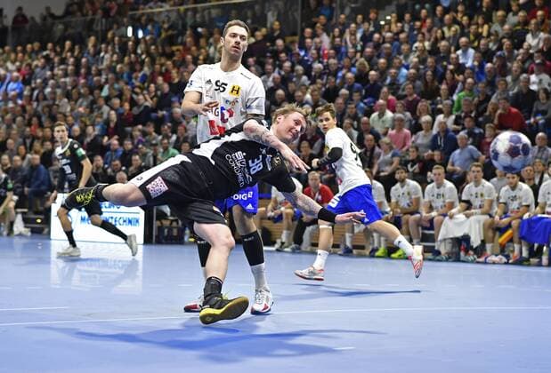12.11.2017, Dresdens Henning Quade wirft vor Eisenachs Alexander Saul, Handball, 2. Bundesliga, HC Elbflorenz Dresden - ThSV Eisenach 30:27,