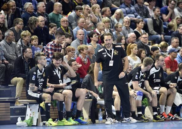 12.11.2017, Trainer Christian Pöhler und die Wechselbank, Handball, 2. Bundesliga, HC Elbflorenz Dresden - ThSV Eisenach 30:27,