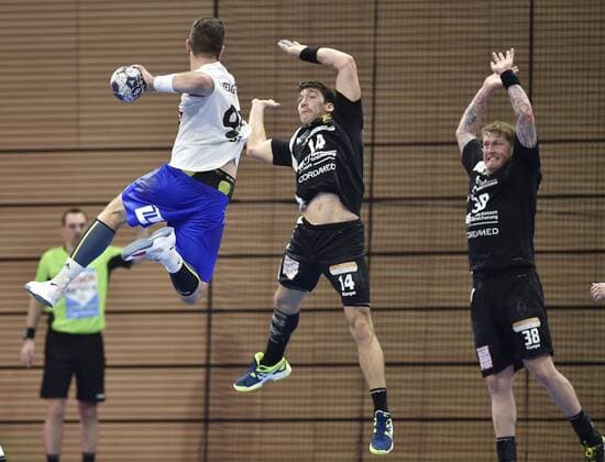 12.11.2017, Eisenachs Alexander Saul wirft gegen Dresdens Gabriel de Santis und Dresdens Henning Quade, re., Handball, 2. Bundesliga, HC Elbflorenz Dresden - ThSV Eisenach 30:27,