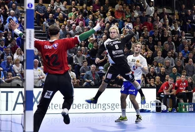 12.11.2017, Dresdens Rene Boese wirft gegen Stanislaw Gorobtschuk, Handball, 2. Bundesliga, HC Elbflorenz Dresden - ThSV Eisenach 30:27,