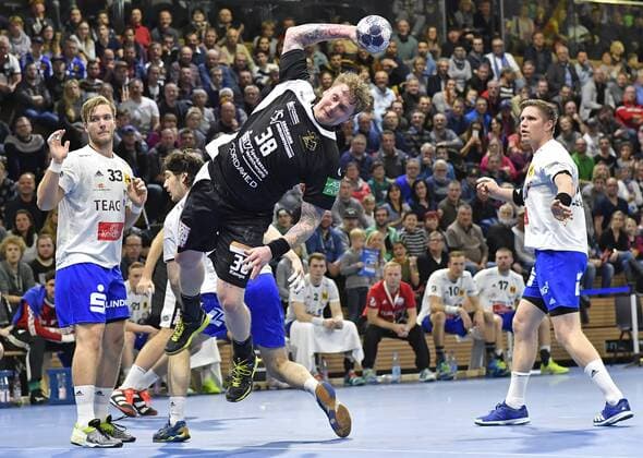 12.11.2017, Dresdens Henning Quade beim Wurf, Handball, 2. Bundesliga, HC Elbflorenz Dresden - ThSV Eisenach 30:27,
