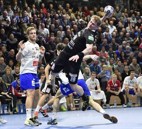12.11.2017, Dresdens Henning Quade beim Wurf, Handball, 2. Bundesliga, HC Elbflorenz Dresden - ThSV Eisenach 30:27,