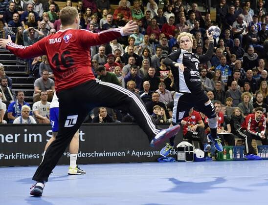 12.11.2017, Dresdens Rene Boese wirft gegen Eisenachs Jan Redwitz, Handball, 2. Bundesliga, HC Elbflorenz Dresden - ThSV Eisenach 30:27,