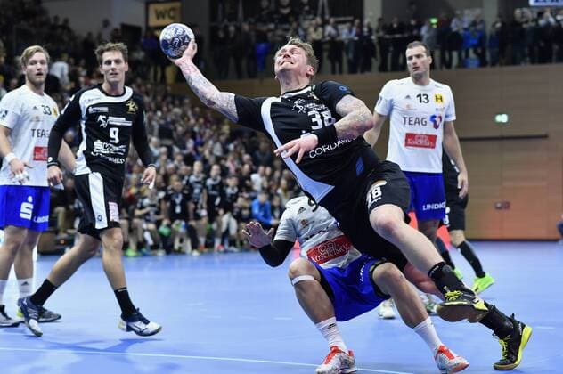 12.11.2017, Dresdens Henning Quade beim Wurf, Handball, 2. Bundesliga, HC Elbflorenz Dresden - ThSV Eisenach 30:27,