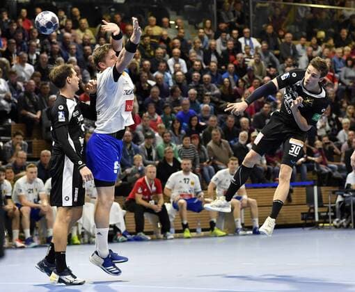 12.11.2017, Dresdens Adrian Kammlodt beim Wurf, Handball, 2. Bundesliga, HC Elbflorenz Dresden - ThSV Eisenach 30:27,