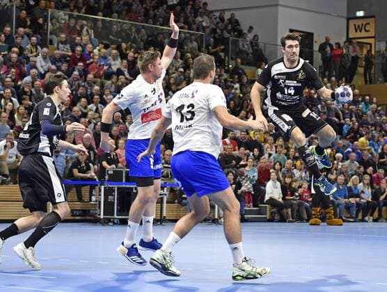 12.11.2017, Dresdens Gabriel de Santis beim Wurf, Handball, 2. Bundesliga, HC Elbflorenz Dresden - ThSV Eisenach 30:27,