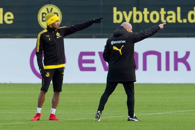 Dortmund, Germany, 2017-11-13, Training BV Borussia Dortmund, BVB, Auba, Pierre-Emerick Aubameyang (BVB) spricht mit Trainer Peter Bosz (BVB) ( DeFodi001