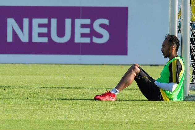 Dortmund, Germany, 2017-11-13, Training BV Borussia Dortmund, BVB, Auba, Pierre-Emerick Aubameyang (BVB) schaut, sitzt am boden ( DeFodi001