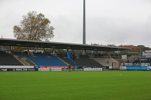 Fußball, Stadiongeschichte FSV Frankfurt 12.11.2017, xavx, Fussball Regionalliga Suedwest, FSV Frankfurt - Stuttgarter Kickers, emspor, v.l. leere Tribünen Frankfurt am Main
