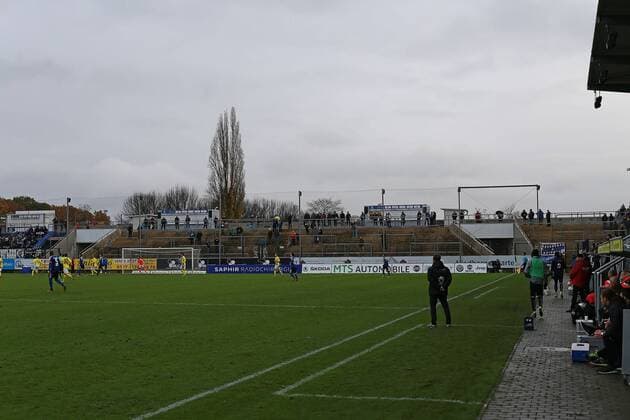 Fußball, Stadiongeschichte FSV Frankfurt 12.11.2017, xavx, Fussball Regionalliga Suedwest, FSV Frankfurt - Stuttgarter Kickers, emspor, v.l. leere Tribünen Frankfurt am Main