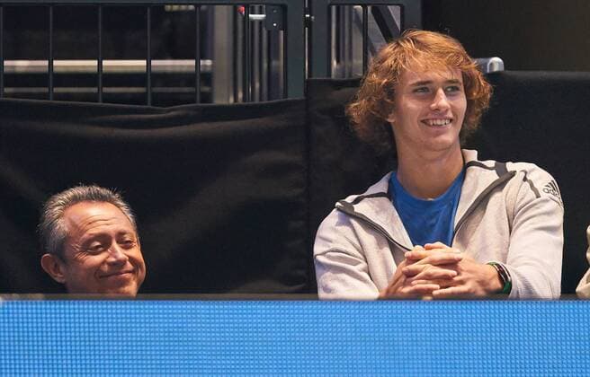 Bilder des Tages - SPORT Alexander (Sascha) ZVEREV, GER mit Manager Patricio APEY, schaut beim Doppel zu NITTO ATP Tennis Herren FINALS, Saison Finale Tennis Herren International am 13.11.2017 im O2- Arena London, Grossbritannien.