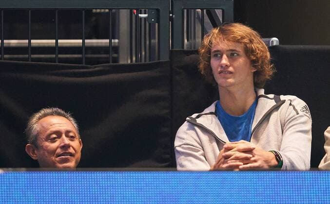 Alexander (Sascha) ZVEREV, GER mit Manager Patricio APEY, schaut beim Doppel zu NITTO ATP Tennis Herren FINALS, Saison Finale Tennis Herren International am 13.11.2017 im O2- Arena London, Grossbritannien.