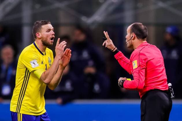 Fußball, WM Playoffs, Italien - Schweden 171113 Sveriges Marcus Berg och domare Antonio Mateu Lahoz under fotbollsmatchen i VM-kvalets play-off mellan Italien och Sverige den 13 november 2017 i Milano.  Copyright: ANDREASxLxERIKSSON BB171113AE010