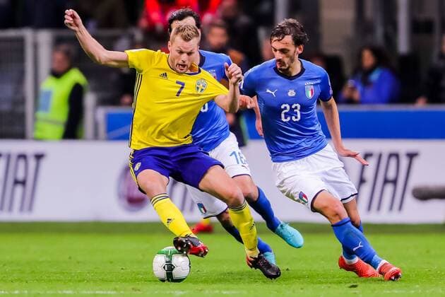 Bilder des Tages - SPORT Fußball, WM Playoffs, Italien - Schweden 171113 Sveriges Sebastian Larsson och Italiens Manolo Gabbiadini under fotbollsmatchen i VM-kvalets play-off mellan Italien och Sverige den 13 november 2017 i Milano.  Copyright: ANDREASxLxERIKSSON BB171113AE014