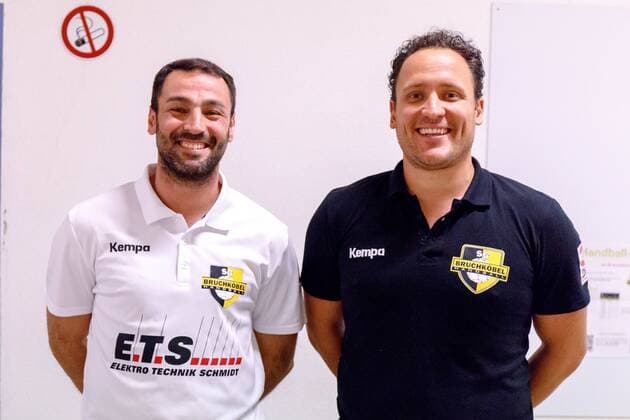 13.11.2017, xmzx, Handball 3.Liga, SG Bruchköbel neuer Trainer Tim Beckmann v.l. Tegaday Ramos Nuez, Tim Beckmann, Kollegen aus Groß-Umstädter Zeiten Hanau Hessen Deutschland