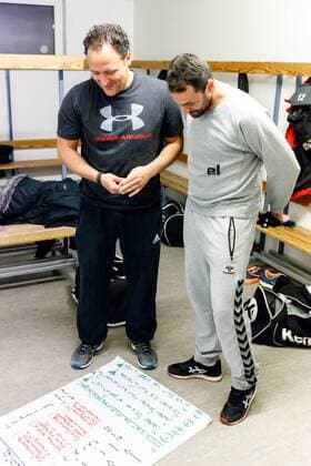 13.11.2017, xmzx, Handball 3.Liga, SG Bruchköbel neuer Trainer Tim Beckmann v.l. Tim Beckmann, Tegaday Ramos Nuez, Konzeptbesprechung zwischen neuem Trainer und Spielmacher Hanau Hessen Deutschland