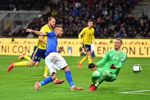Bilder des Tages - SPORT Fußball, WM Playoffs, Italien - Schweden 171113 Italiens Ciro Immobile skjuter mot Sveriges malvakt Robin Olsen som räddar under fotbollsmatchen i VM-kvalets play-off mellan Italien och Sverige den 13 november 2017 i Milano.  Copyright: PETTERxARVIDSON BB171113PA044
