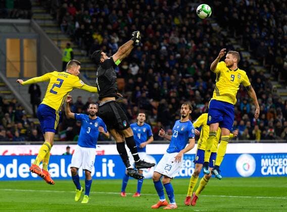 Fußball, WM Playoffs, Italien - Schweden 171113 Sveriges Mikael Lustig och Marcus Berg oroar framför Italiens malvakt Gianluigi Buffon under fotbollsmatchen i VM-kvalets play-off mellan Italien och Sverige den 13 november 2017 i Milano.  Copyright: JOELxMARKLUND BB171113JM033