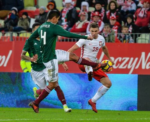 Fußball, Polen - Mexiko Poland vs Mexico Friendly game Poland vs Mexico on November 13, 2017 in Gdansk, Poland. In the picture: Hugo Ayala (4) , Jakub Swierczok (28)  EN_01289578_0031