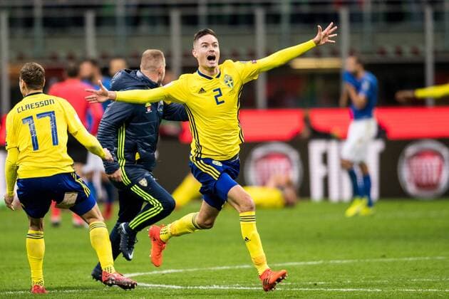 Fußball, WM Playoffs, Italien - Schweden 171113 Sveriges Mikael Lustig jublar efter att VM-platsen är säkrad efter fotbollsmatchen i VM-kvalets play-off mellan Italien och Sverige den 13 november 2017 i Milano.  Copyright: PETTERxARVIDSON BB171113PA071