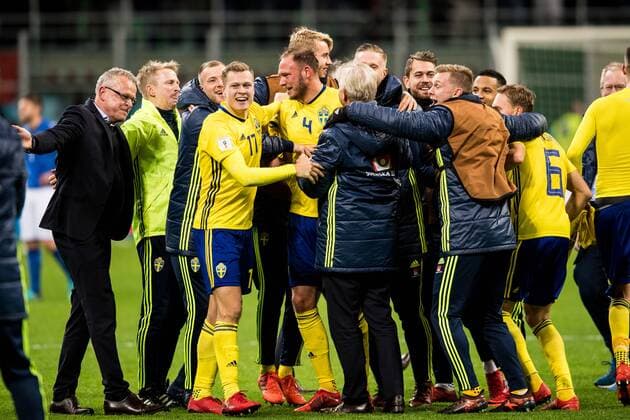 Fußball, WM Playoffs, Italien - Schweden 171113 Sveriges spelare med Andreas Granqvist (m) jublar efter att VM-platsen är säkrad efter fotbollsmatchen i VM-kvalets play-off mellan Italien och Sverige den 13 november 2017 i Milano.  Copyright: PETTERxARVIDSON BB171113PA081