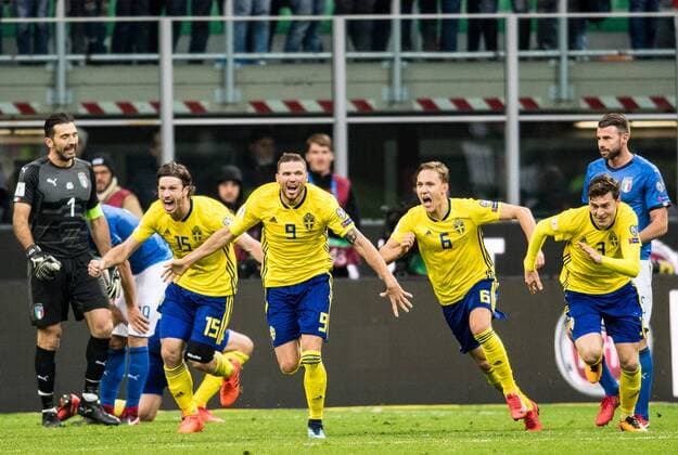 171113 Sveriges Gustav Svenssonm, Marcus Berg, Ludwig Augustinsson och Victor Nilsson Lindelöf jublar efter att VM-platsen är säkrad efter fotbollsmatchen i VM-kvalets play-off mellan Italien och Sverige den 13 november 2017 i Milano.  Copyright: PETTERxARVIDSON BB171113PA083