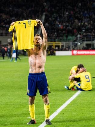 Fußball, WM Playoffs, Schweden qualifiziert sich für WM 171113 Sveriges Sebastian Larsson jublar efter att VM-platsen är säkrad efter fotbollsmatchen i VM-kvalets play-off mellan Italien och Sverige den 13 november 2017 i Milano.  Copyright: PETTERxARVIDSON BB171113PA086