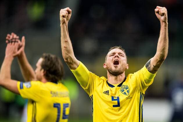 Bilder des Tages - SPORT Fußball, WM Playoffs, Italien - Schweden 171113 Sveriges Marcus Berg jublar efter att VM-platsen är säkrad efter fotbollsmatchen i VM-kvalets play-off mellan Italien och Sverige den 13 november 2017 i Milano.  Copyright: PETTERxARVIDSON BB171113PA094