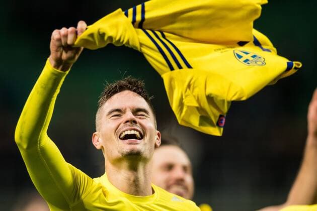 Fußball, WM Playoffs, Schweden qualifiziert sich für WM 171113 Sveriges Mikael Lustig jublar efter att VM-platsen är säkrad efter fotbollsmatchen i VM-kvalets play-off mellan Italien och Sverige den 13 november 2017 i Milano.  Copyright: PETTERxARVIDSON BB171113PA110