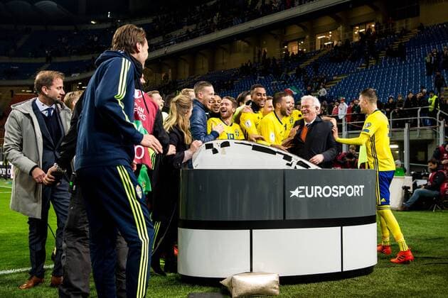 Fußball, WM Playoffs, Italien - Schweden 171113 Sveriges spelare kraschar kanal 5:s studio och jublar efter att VM-platsen är säkrad efter fotbollsmatchen i VM-kvalets play-off mellan Italien och Sverige den 13 november 2017 i Milano.  Copyright: PETTERxARVIDSON BB171113PA115