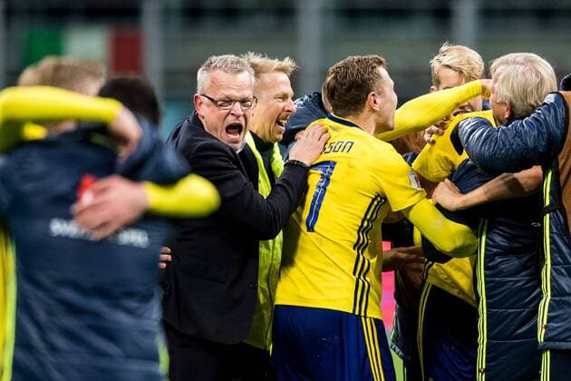 Fußball, WM Playoffs, Schweden qualifiziert sich für WM 171113 Sveriges förbundskapten Janne Andersson (tv) jublar med spelarna efter att VM-platsen är säkrad efter fotbollsmatchen i VM-kvalets play-off mellan Italien och Sverige den 13 november 2017 i Milano.  Copyright: PETTERxARVIDSON BB171113PA116