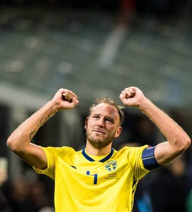 Fußball, WM Playoffs, Schweden qualifiziert sich für WM 171113 Sveriges Andreas Granqvist jublar efter att VM-platsen är säkrad efter fotbollsmatchen i VM-kvalets play-off mellan Italien och Sverige den 13 november 2017 i Milano.  Copyright: PETTERxARVIDSON BB171113PA120