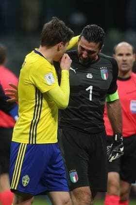 Fußball, WM Playoffs, Italien - Schweden Milan, Italy - November 13: Disappointment italian players,Buffon, at end of the FIFA 2018 World Cup Qualifier Play-off match Italy vs Sweden at Meazza Stadium on November 13, 2017 in Milan, Italy.  Copyright: xmarcoxiacobuccix xIPAx xMarcoxIacobuccix