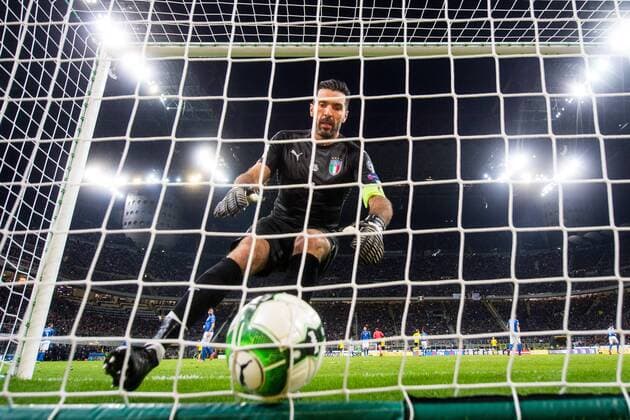 171114 Italiens malvakt Gianluigi Buffon hämtar bollen ur mal efter att Sverige gjort ett mal som blev bortdömt som offside under fotbollsmatchen i VM-kvalets play-off mellan Italien och Sverige den 14 november 2017 i Milano.  Copyright: PETTERxARVIDSON BB171114PA003