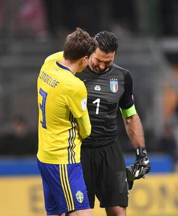 Fussball International WM 2018 Play Off Rueckspiel in Mailand 13.11.2017 Italien - Schweden Torwart Gianluigi Buffon (re, Italien) enttaeuscht nach dem Spiel umarmt von Victor Lindelof (Schweden) Mailand