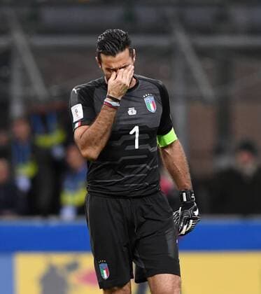 Fussball International WM 2018 Play Off Rueckspiel in Mailand 13.11.2017 Italien - Schweden Torwart Gianluigi Buffon (Italien) enttaeuscht nach dem Spiel, er beendet sein Nationalmannschaftskarriere Mailand