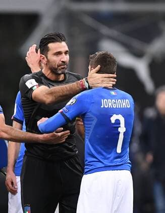 Fussball International WM 2018 Play Off Rueckspiel in Mailand 13.11.2017 Italien - Schweden Emttaeuschung Italien nach dem Spiel; Torwart Gianluigi Buffon (li) umarmt Jorginho (re) Mailand