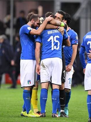 Fußball, WM Playoffs, Italien - Schweden Fussball International WM 2018 Play Off Rueckspiel in Mailand 13.11.2017 Italien - Schweden Emttaeuschung Italien nach dem Spiel; Torwart Gianluigi Buffon (re) umarmt Andrea Barzagli (Mitte) und Giorgio Chiellini (li) Mailand